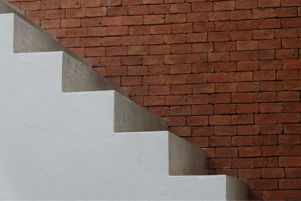 Szybka i tania aranżacja schodów w nowoczesnym domu – jak to zrobić?
