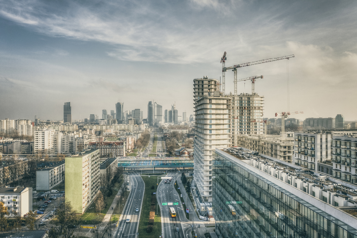 Rozwój sektora budowlanego w Warszawie i jego wpływ na metropolię
